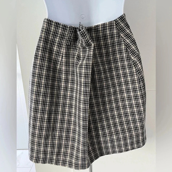 Hollister/  Ultra high rise/ Plaid/ Mini skirt/ Size US XS - Picture 4 of 11